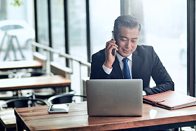 商务男士打电话图片