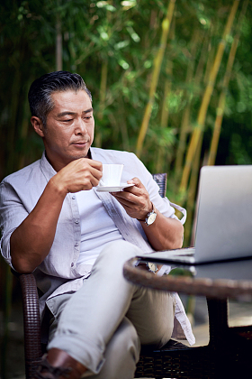 成熟男士的休闲生活照片