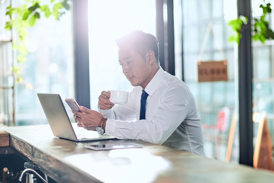 商务男士使用电脑 商务男士使用电脑