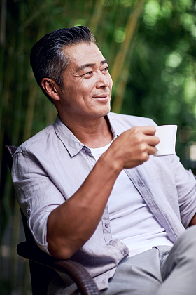 成熟男士的休闲生活照片