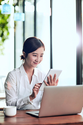 商务女士使用电脑