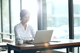 商务女士使用电脑