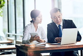 商务人士在讨论工作图片