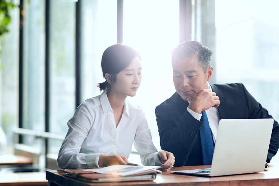 商务人士在讨论工作图片 商务人士在讨论工作图片