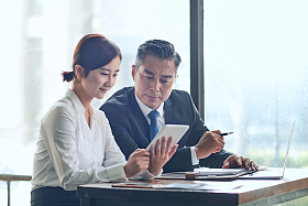 商务人士在讨论工作