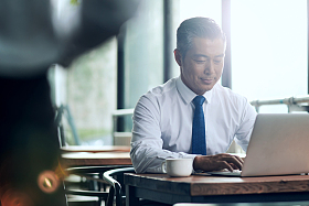 商务男士使用电脑图片