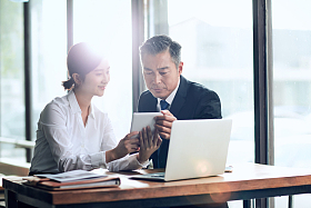 商务人士在讨论工作