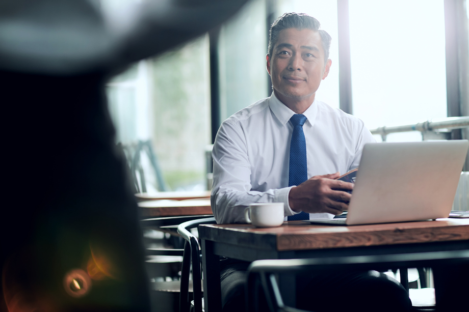 商务男士使用电脑图片 商务男士使用电脑图片