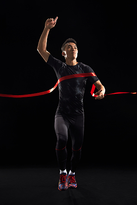 运动员冲刺终点照片