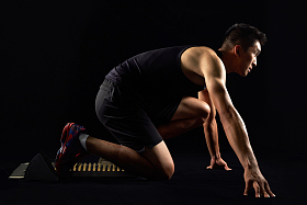 运动员准备起跑