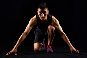 运动员准备起跑图片