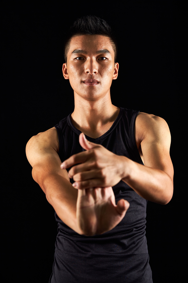 青年男人做热身运动图片