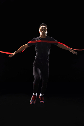 运动员冲刺终点照片