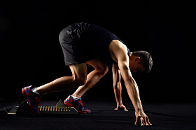 运动员准备起跑图片