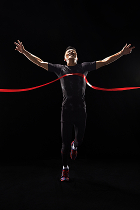 运动员冲刺终点