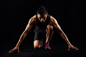 运动员准备起跑照片