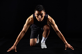 运动员准备起跑图片