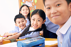 可爱的小学生在教室里图片