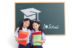 可爱的小学女生在教室