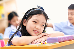 小学女生在教室里图片