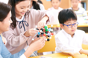 女教师和小学生在教室