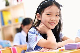 小学女生在教室里图片