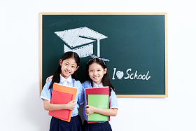 可爱的小学女生在教室里图片