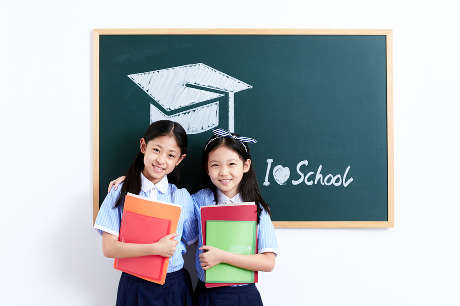 可爱的小学女生在教室里图片