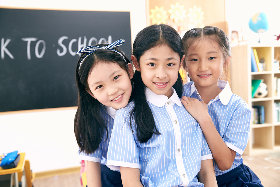 可爱的小学女生在教室里图片 可爱的小学女生在教室里图片