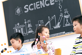 小学生在教室里照片