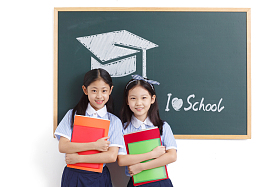 可爱的小学女生在教室里图片