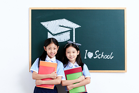 可爱的小学女生在教室