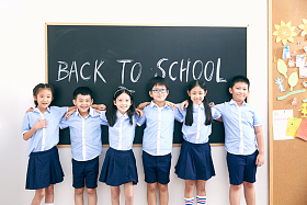 可爱的小学生在教室里照片