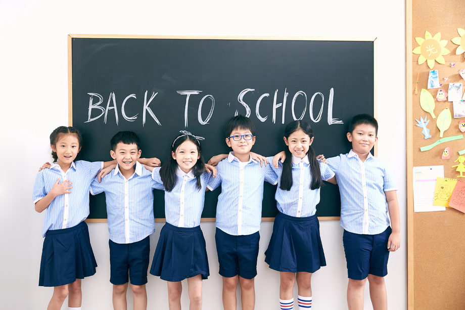 可爱的小学生在教室里照片 可爱的小学生在教室里照片