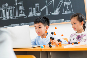 小学生在教室里使用电脑图片