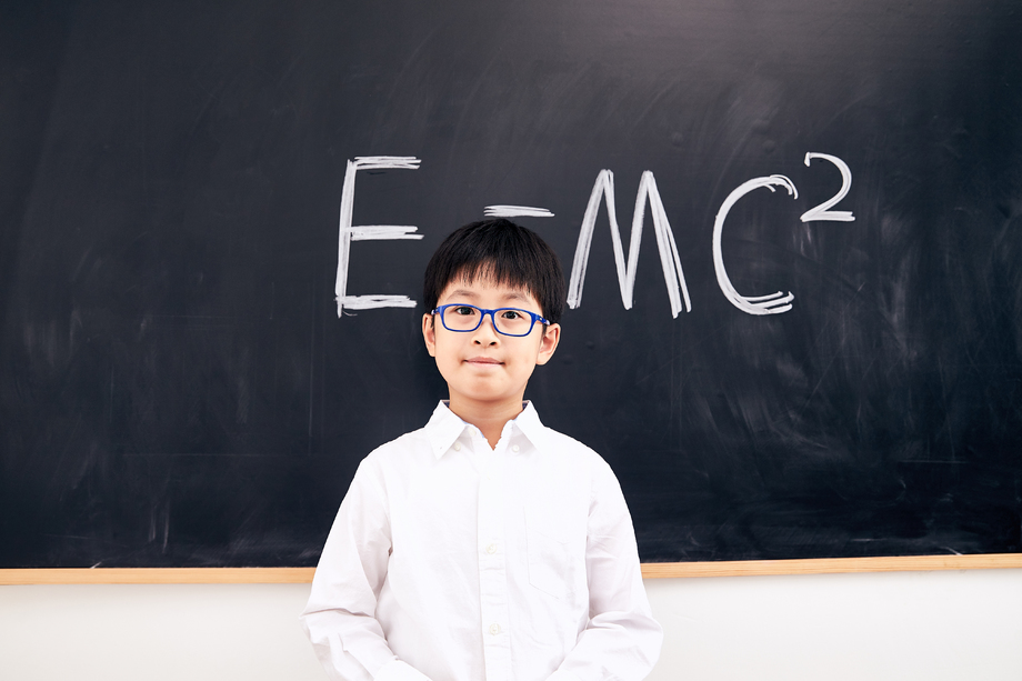小学男生站在黑板前图片