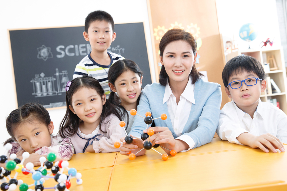 女教师和小学生在教室