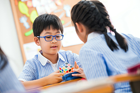 小学生在教室里图片