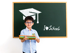 小学男生站在黑板前照片