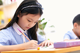 小学女生在教室