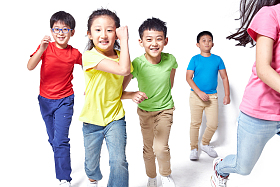 欢乐的小学生奔跑图片