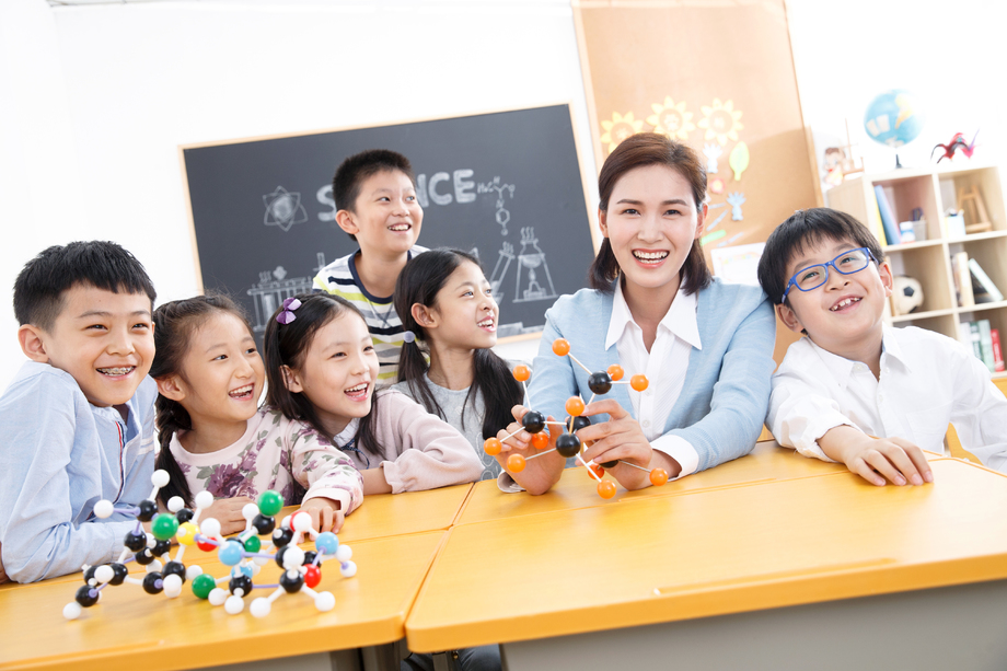 女教师和小学生在教室