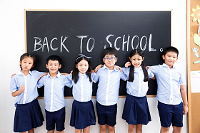 可爱的小学生在教室里图片