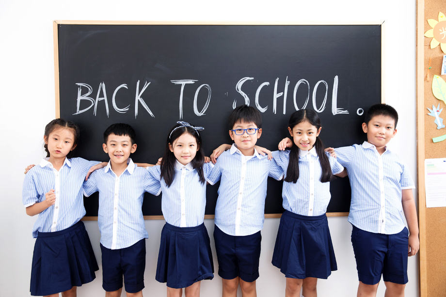 可爱的小学生在教室里图片