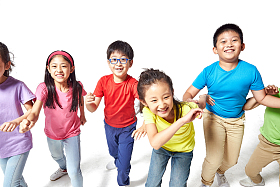 欢乐的小学生奔跑图片