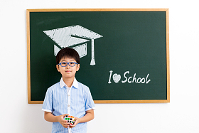 小学男生站在黑板前图片