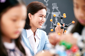 女教师和小学生在教室