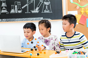 小学生在教室里使用电脑图片