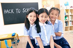可爱的小学女生在教室里照片