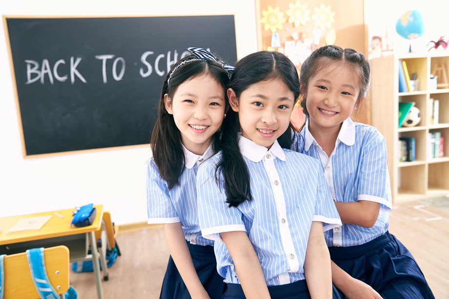 可爱的小学女生在教室里照片 可爱的小学女生在教室里照片